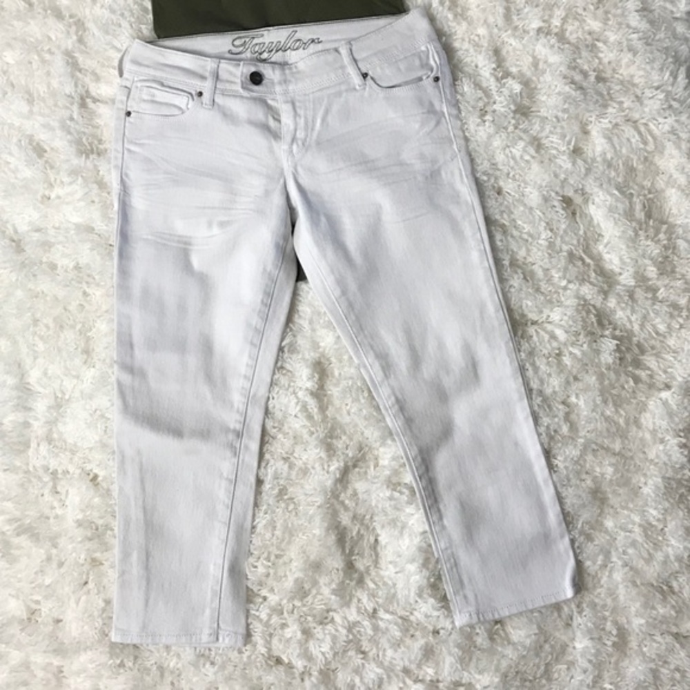 Junior’s White Delia’s Taylor Capri Pants Size 3/4